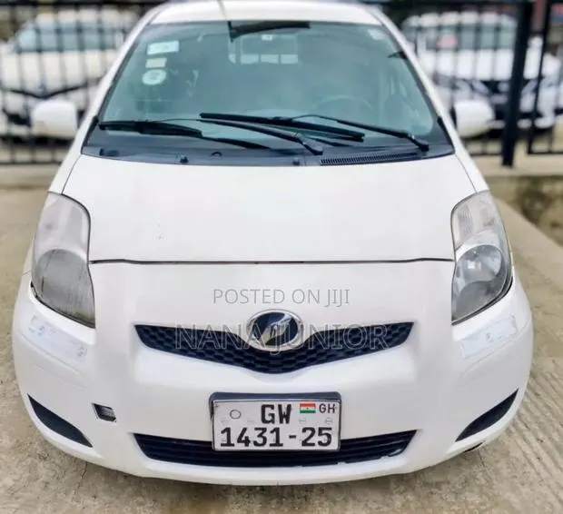 Toyota Vitz 2010 White · Photo 1