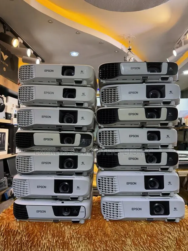 Epson EB-X41 Projector Brightness 3600 ANSI Lumens:3LCD Uk Pre Owned · Photo 1