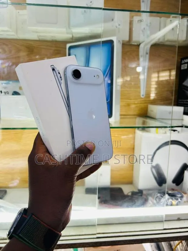 Apple iPhone Air 256 GB White · Photo 1