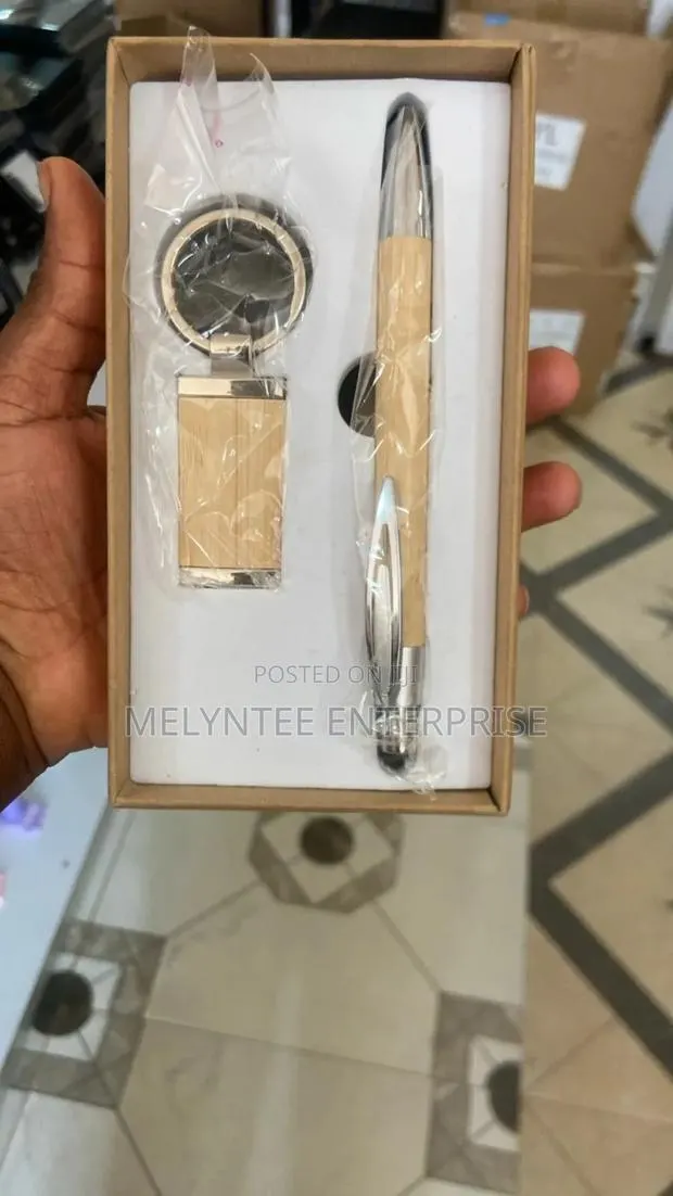 Keyholder and Pen for Souvenirs · Photo 1