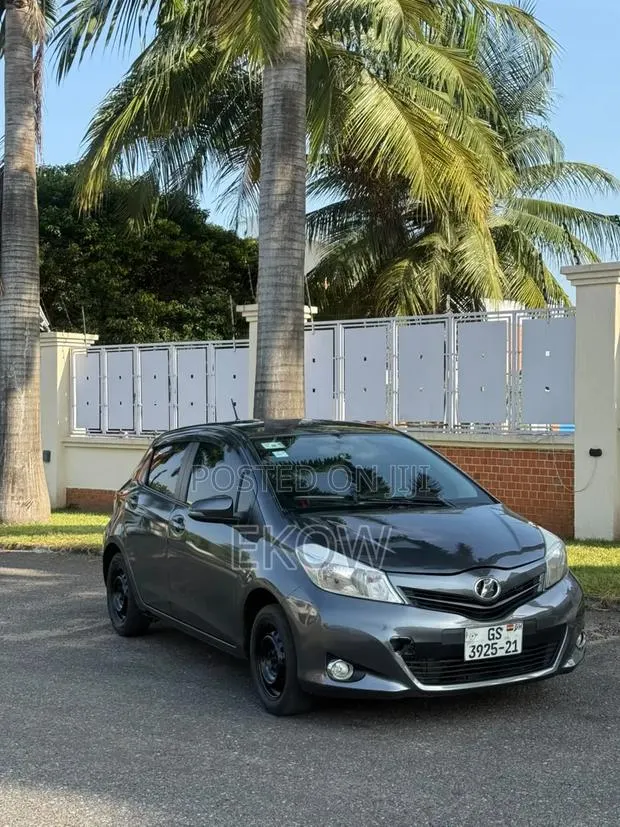 Toyota Vitz 2012 Gray · Photo 1