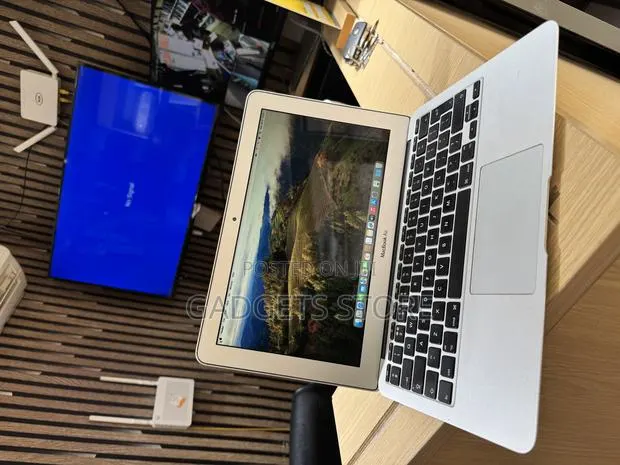 Laptop Apple MacBook Air 4GB Intel Core i5 SSD 128GB · Photo 1