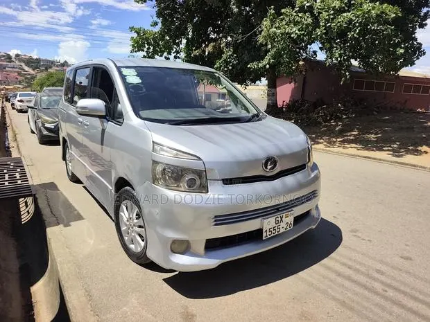 Toyota Voxy 2013 Silver · Photo 1