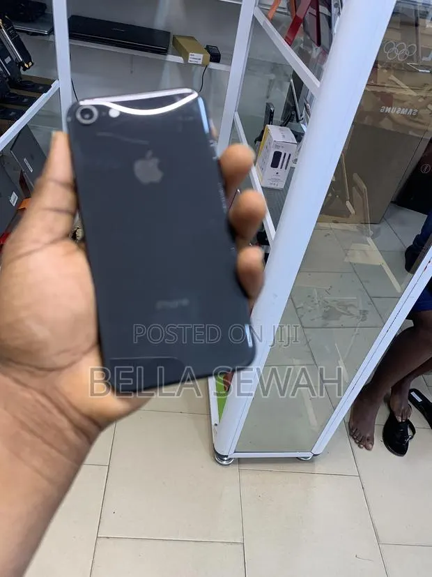 Apple iPhone 8 64 GB Black · Photo 1