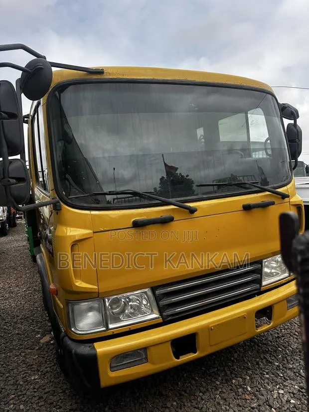 2004 Hyundai Gold Air to Air · Photo 1