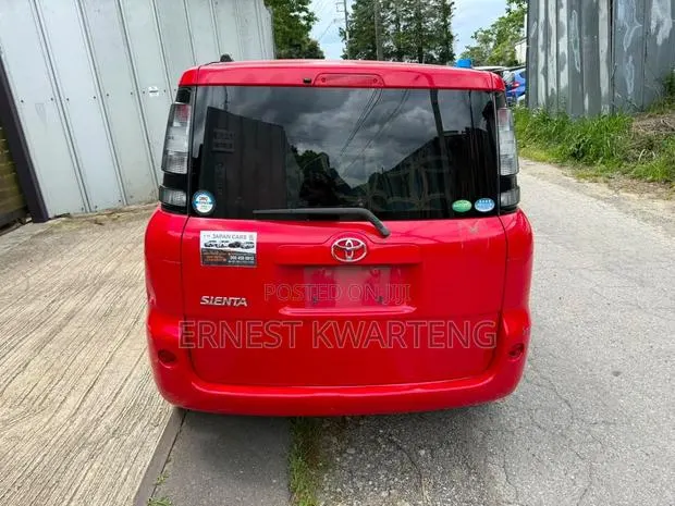 Toyota Sienta 2012 Red · Photo 1
