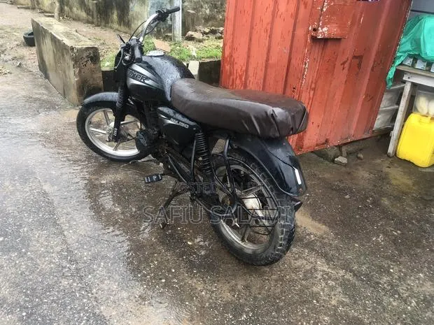 Bajaj Boxer 150 UG 2023 Black · Photo 1