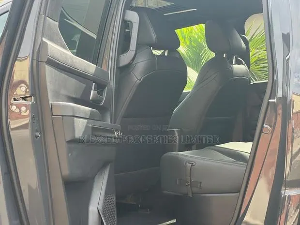 Toyota Tacoma Limited Double Cab 4WD 5.0 ft. SB 2025 Gray · Photo 1