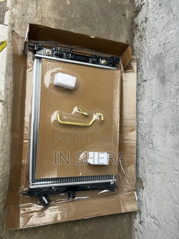 Hyundai Electra Radiator Water Tank 2011 2012 2013 · Photo 1
