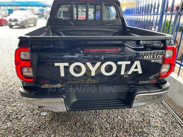 New Toyota Hilux 2025 Black · Photo 1