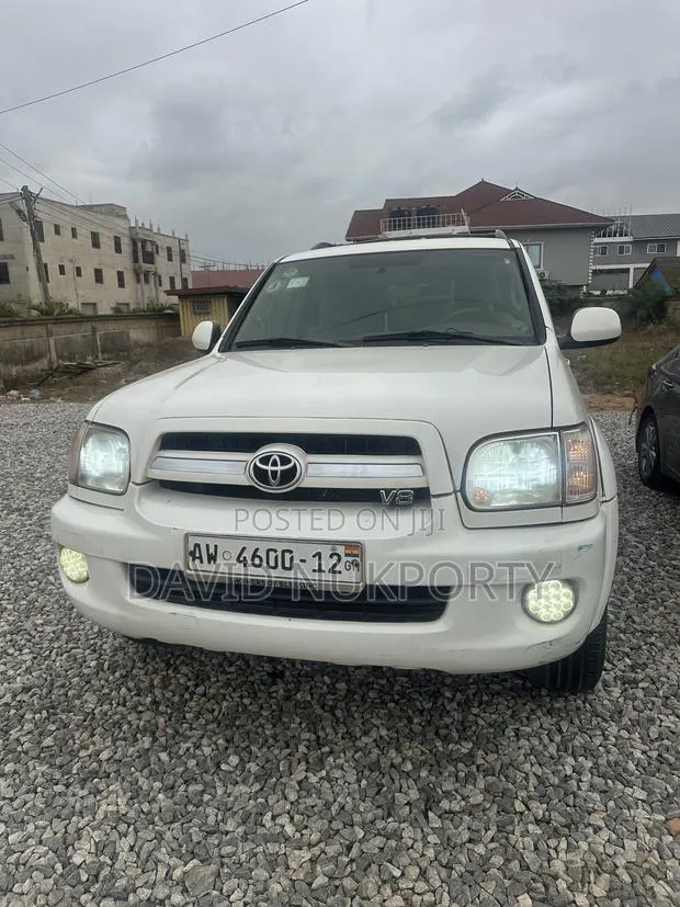 Toyota Sequoia 2010 White · Photo 1
