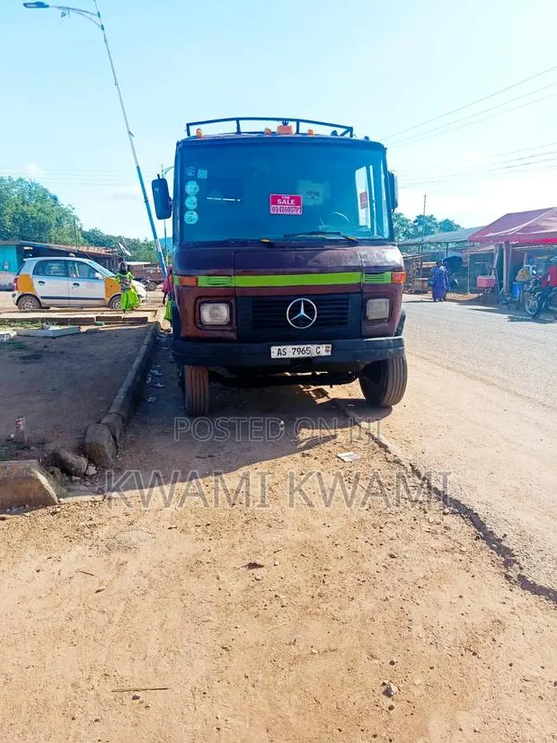 Mercedes-Benz 814D 1997 Red · Photo 1