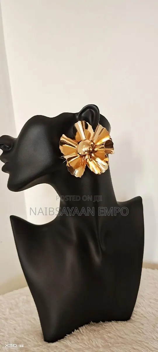 Golden Luxry Texture Flower Earring · Photo 1