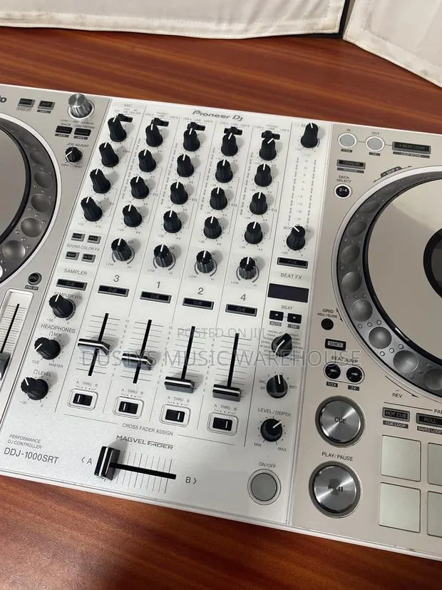 Pioneer DDJ 1000srt White Edition With Bag · Photo 1