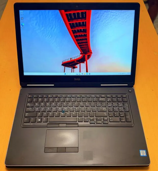 Laptop Dell Precision 17 7720 16GB Intel Xeon SSHD+SSD 256GB · Photo 1