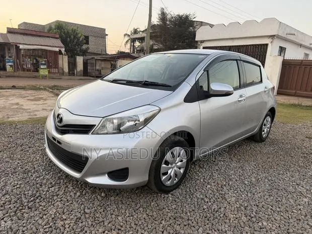 Toyota Vitz 1.3 FWD 5dr 2012 Silver · Photo 1