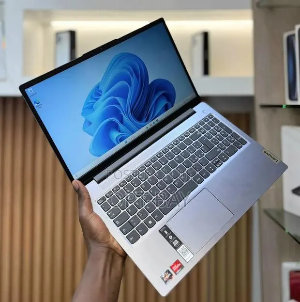 Laptop Lenovo IdeaPad 330 12GB AMD Ryzen 5 SSHD (Hybrid) 256GB · Photo 1