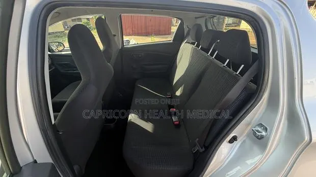 Toyota Vitz 1.0 FWD 5dr 2016 Silver · Photo 1