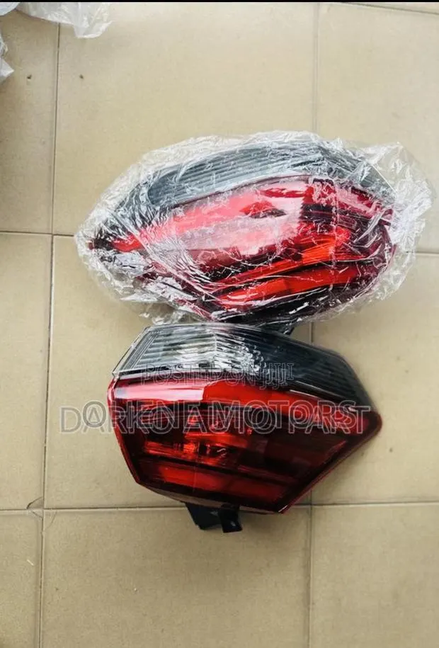 Nissan Rogue 2017-2018 Taillight Pair Available · Photo 1
