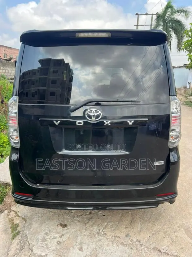 Toyota Voxy 2012 Black · Photo 3