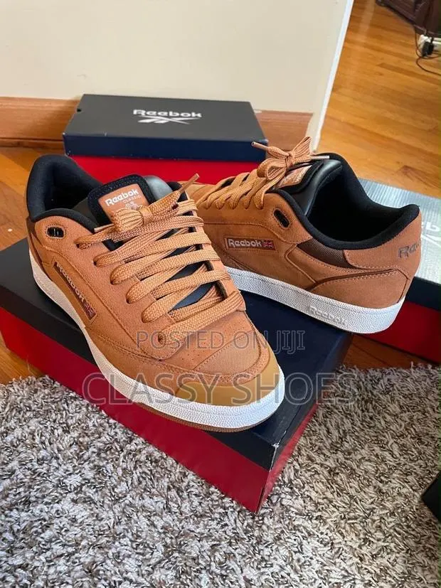 Reebok Brown and White · Photo 1
