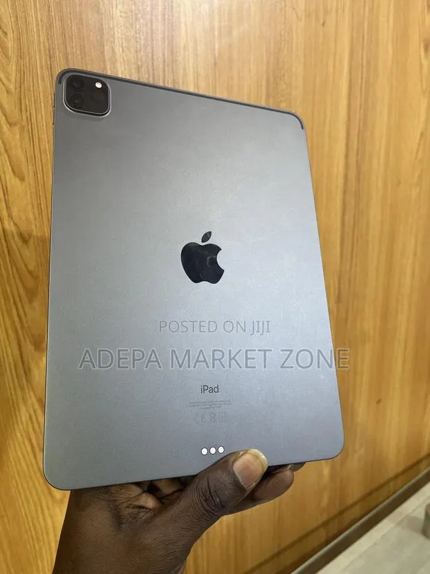 Apple iPad Pro 12.9 (2022) 128 GB Gray · Photo 1
