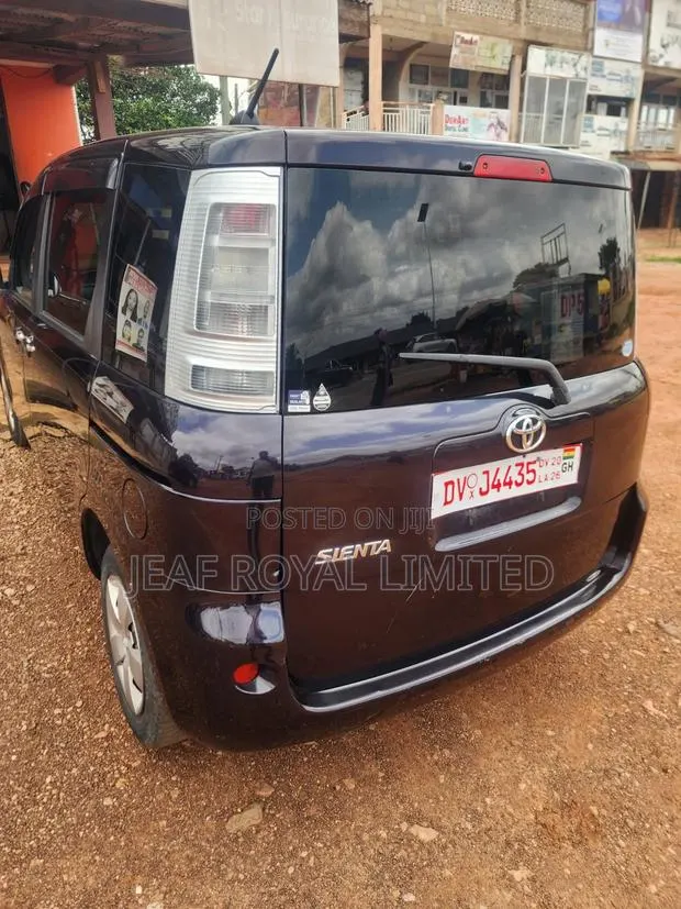 Toyota Sienta 1.5 FWD 2013 Matt Black · Photo 1