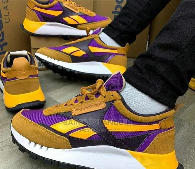Sneaker Available · Photo 1
