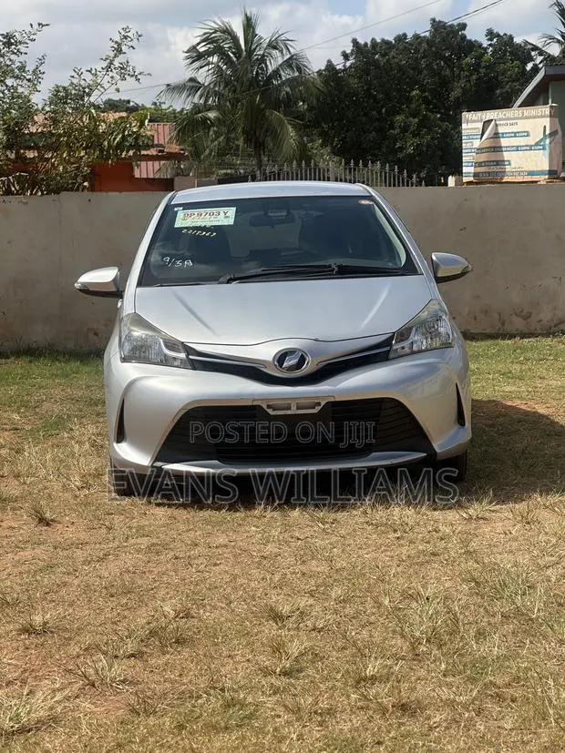 Toyota Vitz 1.3 FWD 5dr 2015 Silver