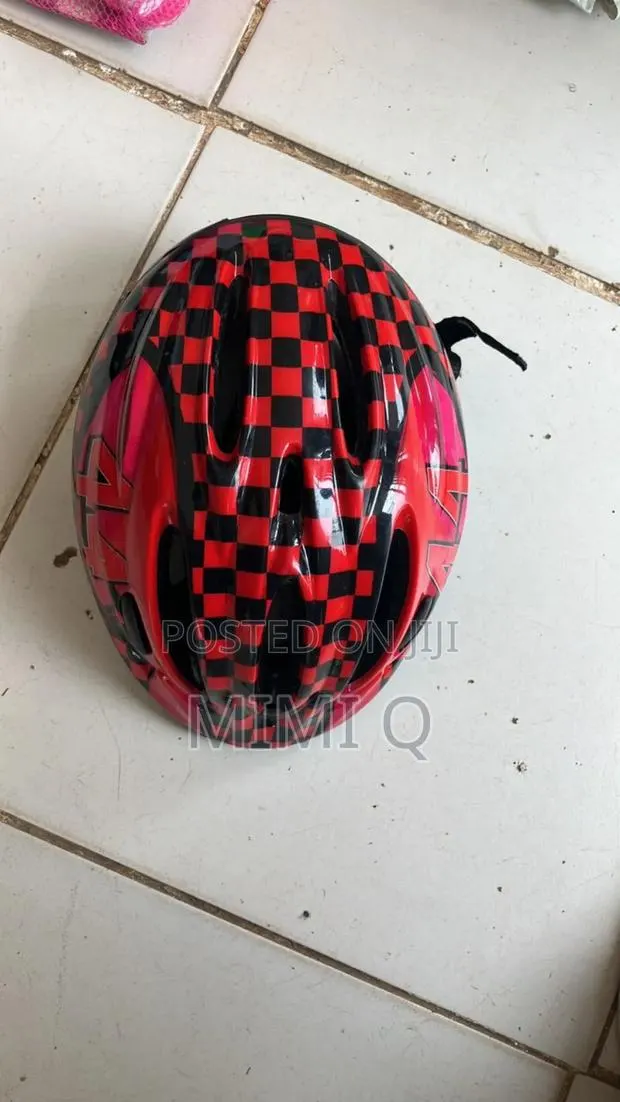 Strong and Original Kids Helmet Straight From Uk · Photo 1