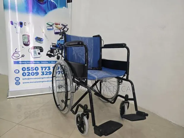 Moderate Weight Foldable Wheelchair · Photo 1