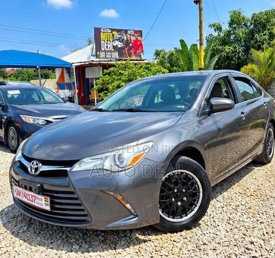 Toyota Camry LE 4dr Sedan (2.5L 4cyl 6A) 2017 Gray · Photo 1