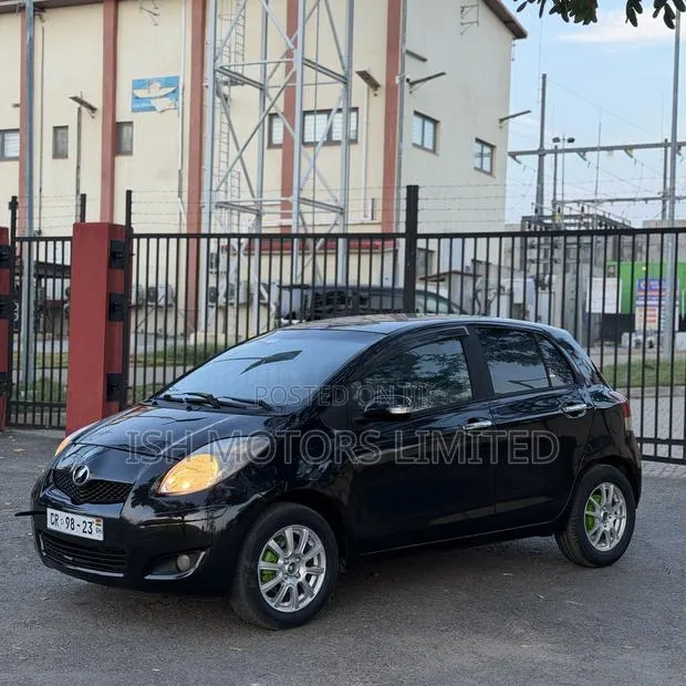 Toyota Vitz 1.3 AWD 5dr 2010 Black · Photo 1