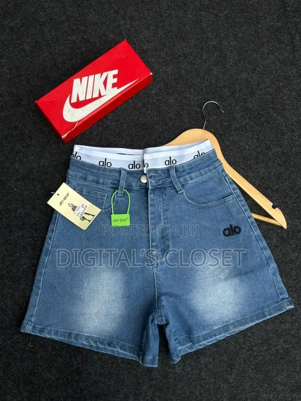 High Quality Stock Ladies Short Jeans · Photo 1