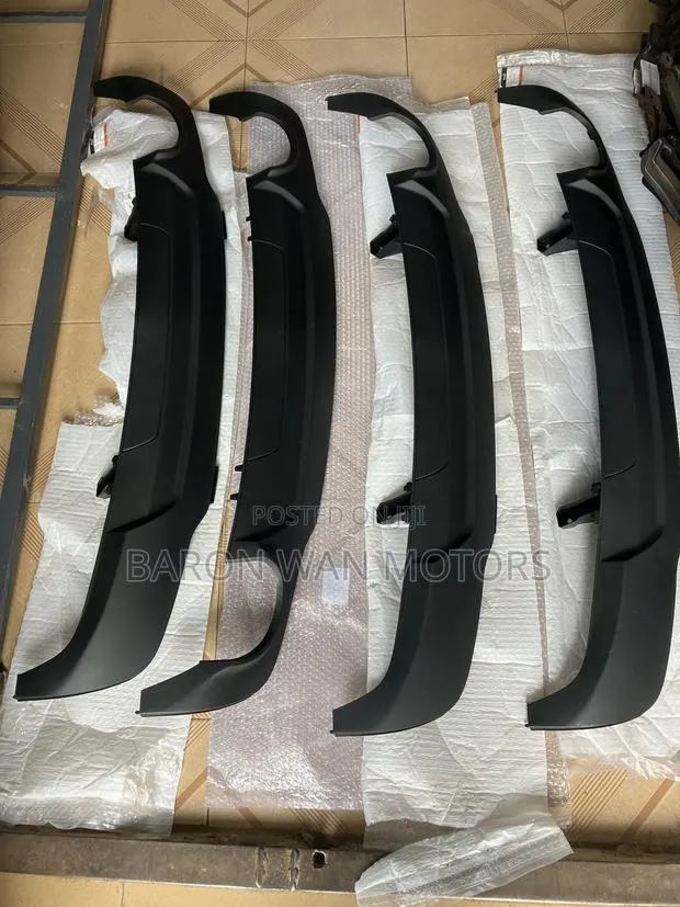 W204 C250/C300 Back Bumper Diffuser New Model Availble · Photo 1