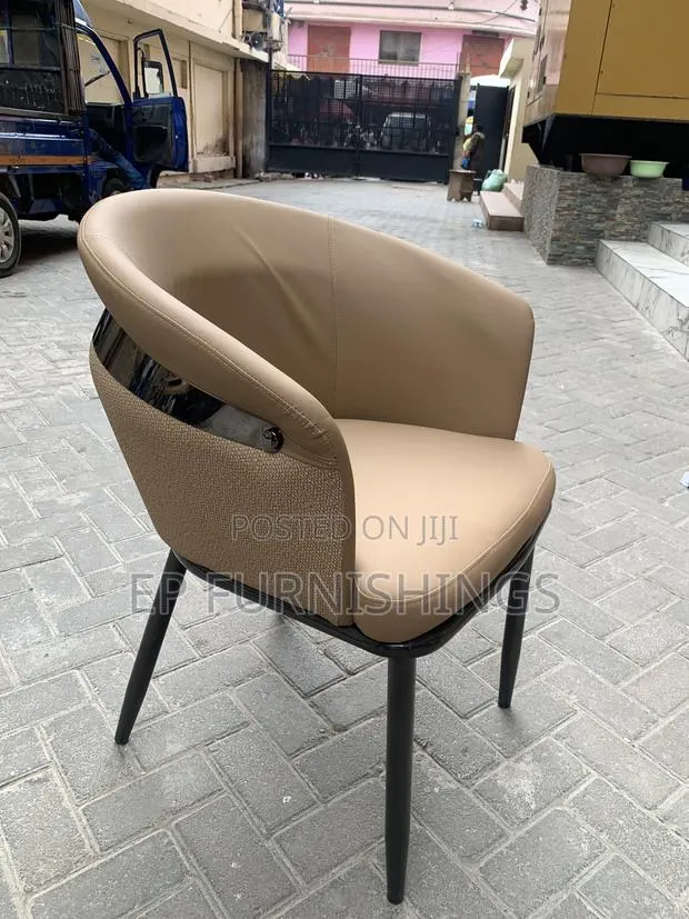 Modern Barrel-Back Accent Chair · Photo 1