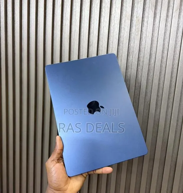 Laptop Apple MacBook Air 2022 M2 8GB Apple M4 Pro SSD 256GB · Photo 1