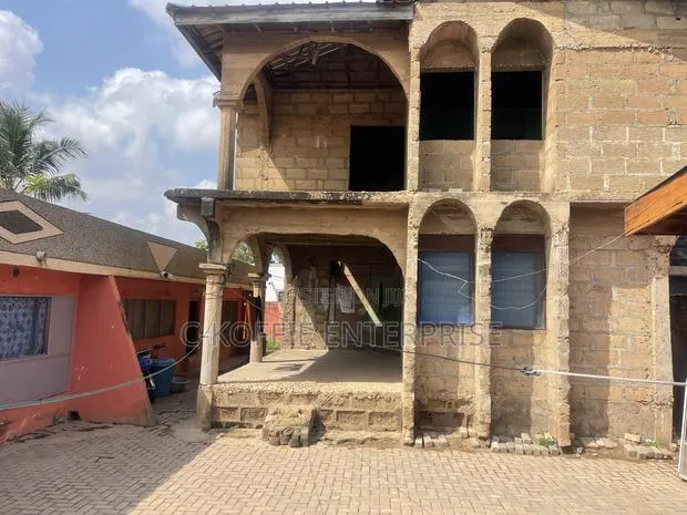 Old Structure on 1 and Half Plot at Achimota for Rent · Photo 1