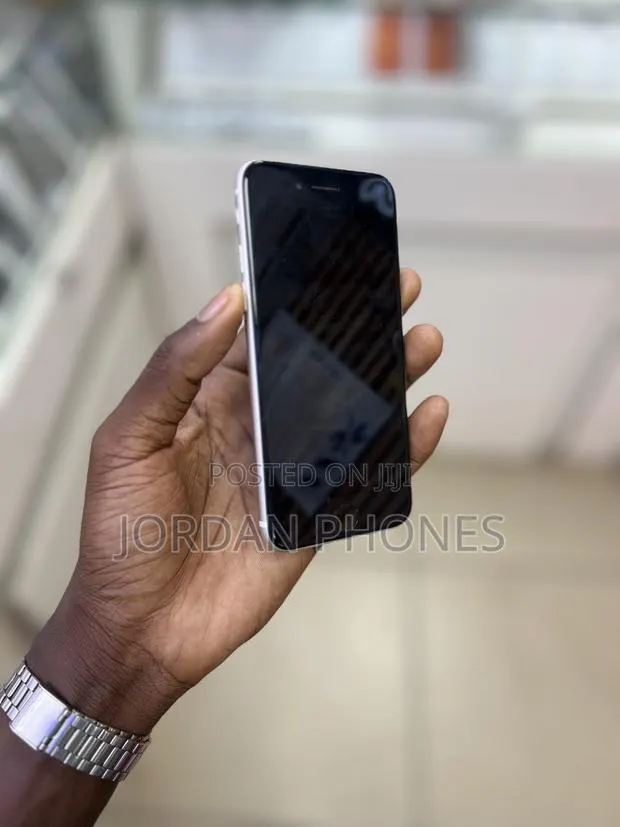 Apple iPhone SE (2022) 128 GB Silver · Photo 1