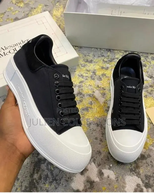 Alexander McQueen Og Black and White · Photo 1