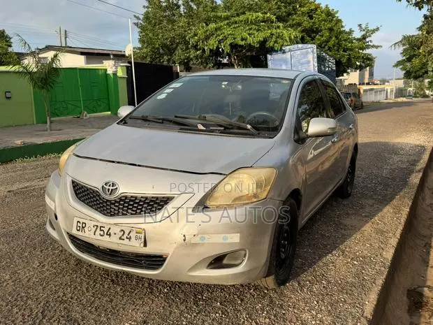 Toyota Belta 2011 Silver · Photo 1
