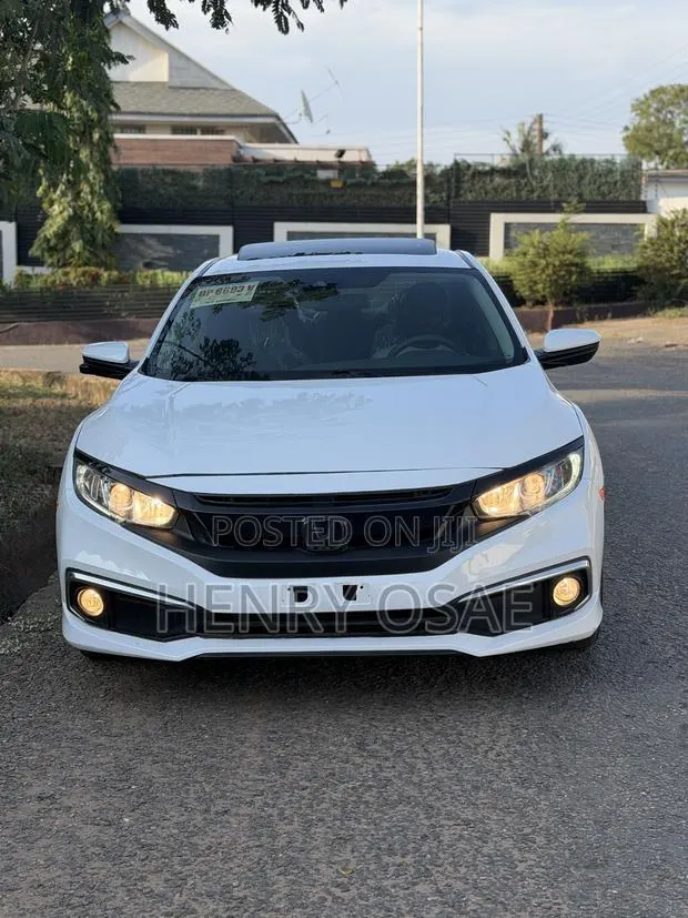Honda Civic EX 4dr Hatchback (1.5L 4cyl) 2017 White · Photo 1