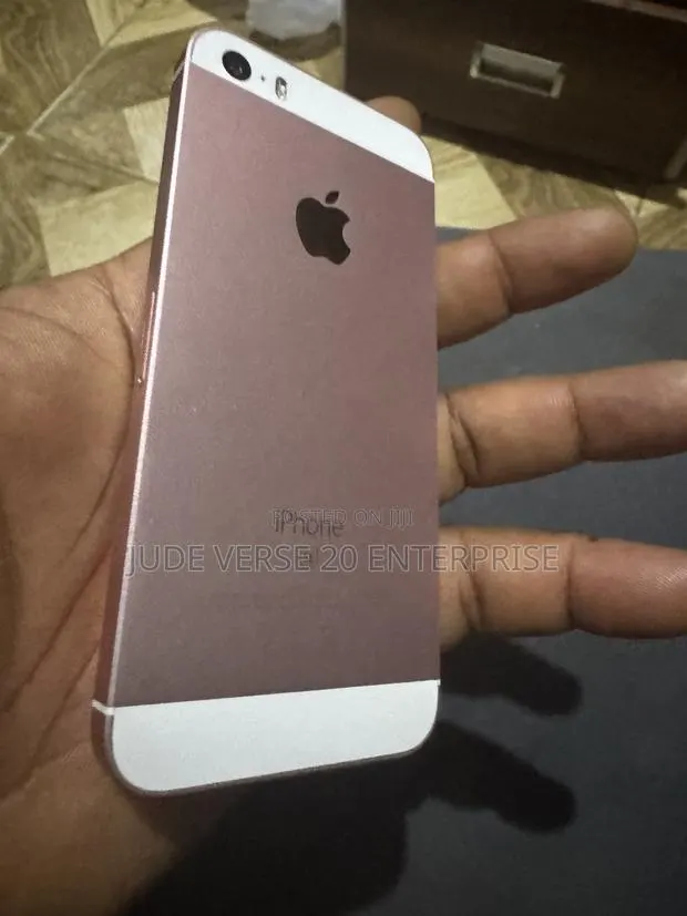 Apple iPhone SE 32 GB Gold · Photo 1