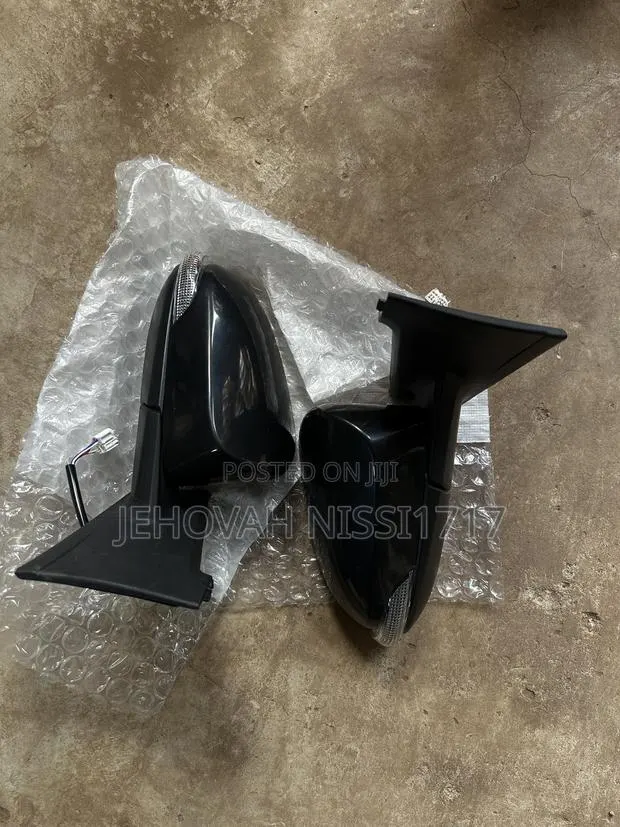 Toyota Vitz 2012 - 2014 Side Mirror With Light · Photo 1