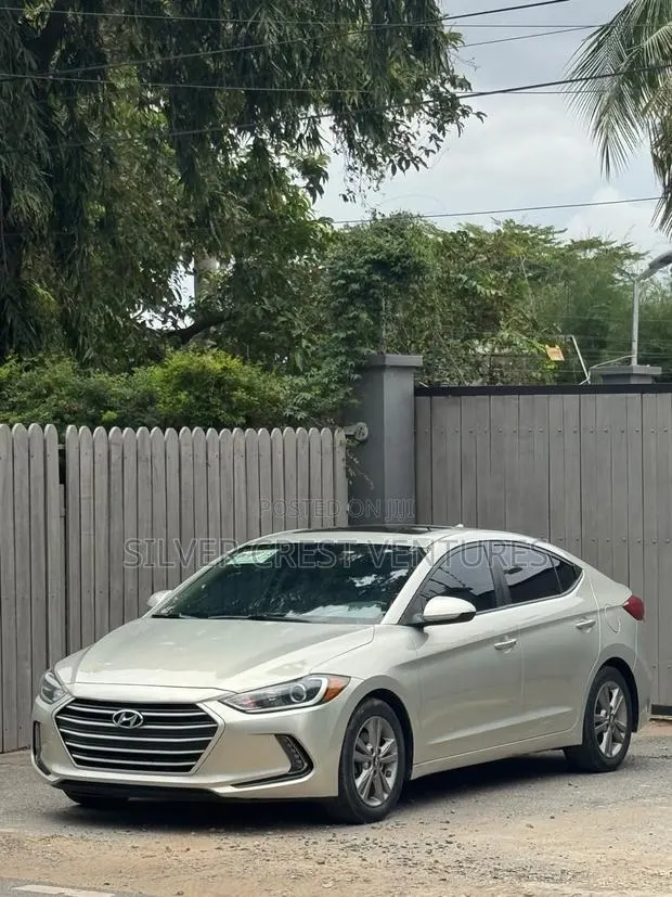 Hyundai Elantra Limited Sedan FWD (2.0L 4cyl 6A) 2017 Gold · Photo 1