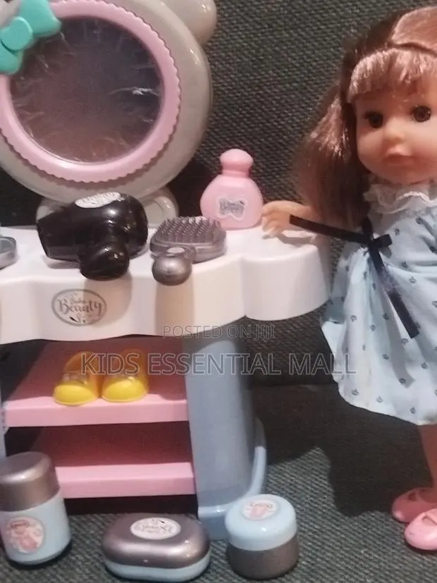 Interactive Doll and Dressing Table With Accessories · Photo 4