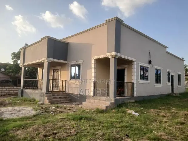 4bdrm House in Abuakwa, Atwima Nwabiagya for rent · Photo 1