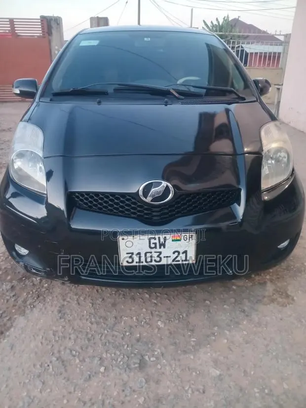 Toyota Vitz 1.0 FWD 5dr 2010 Black · Photo 1