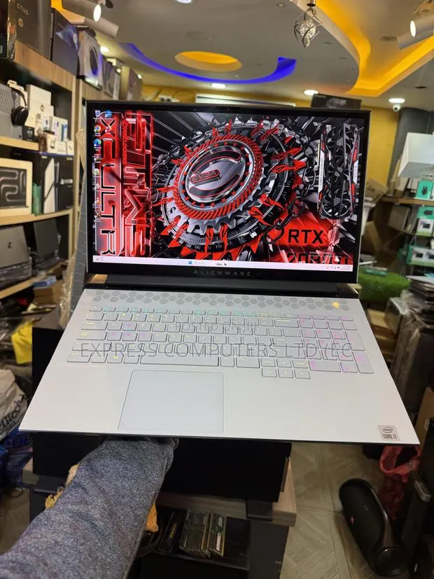 Laptop Alienware M17 R4 32GB Intel Core i7 SSD 1T · Photo 1