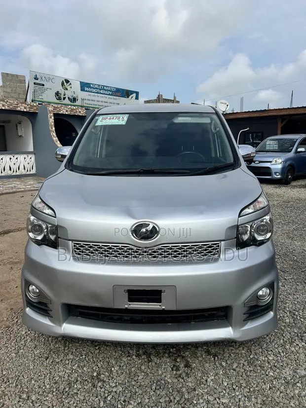 Toyota Voxy V 2WD 8-Seater 2011 Silver · Photo 1